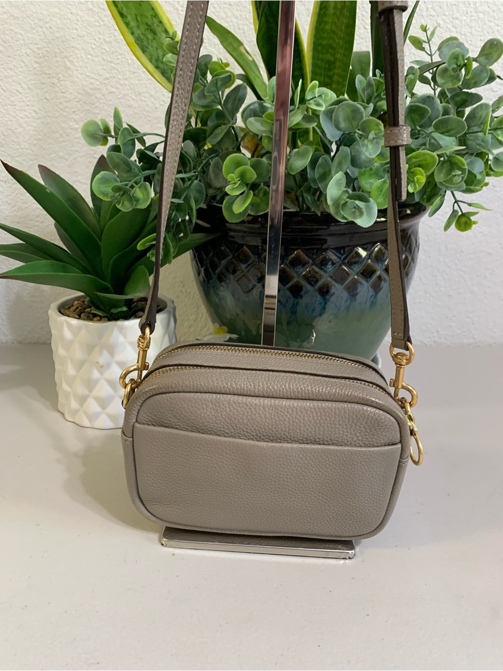 👜💕Tory Burch Robinson Pebbled Leather Crossbody Bag in Taupe - Picture 5 of 10
